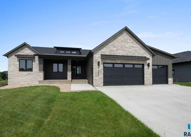 Property at 7300 E Misty Knoll Cir, Sioux Falls, SD 57110, 6 beds, 3 baths