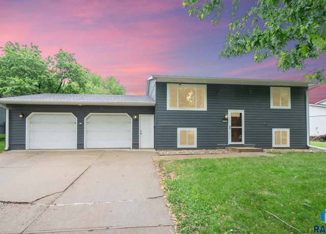 Property at 4504 S Plains Dr, Sioux Falls, SD 57106-1643, 4 beds, 2 baths