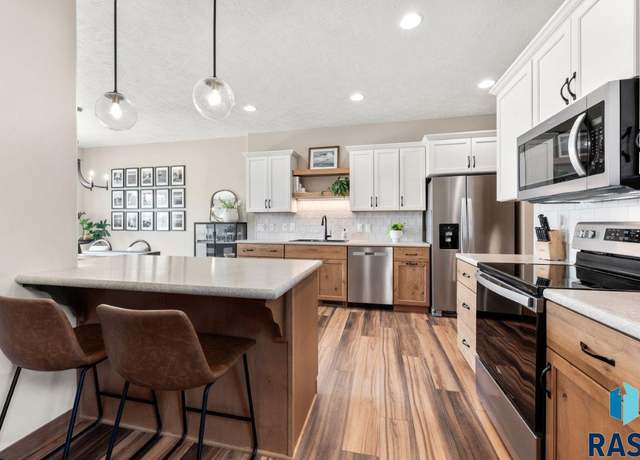 Property at 5303 E 67th St, Sioux Falls, SD 57108, 3 beds, 2.5 baths