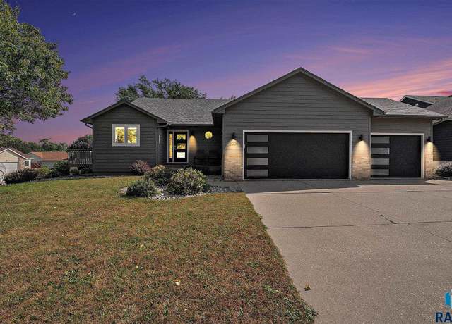 Property at 2000 S Gordon Dr, Sioux Falls, SD 57110, 4 beds, 3 baths