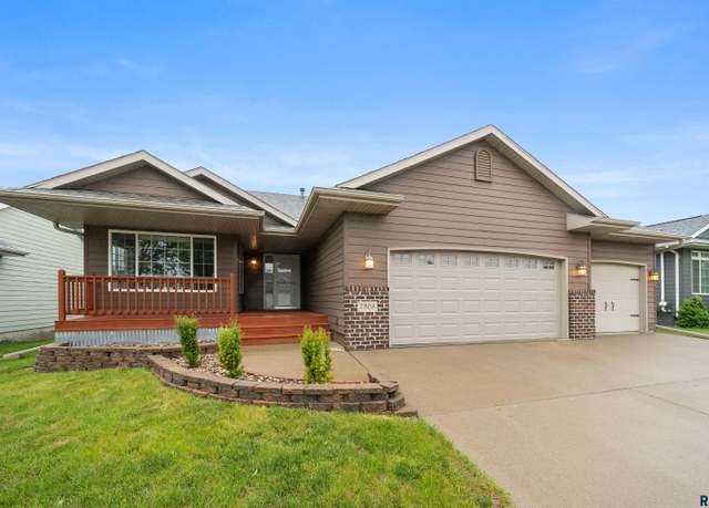 Property at 7308 W 53rd St, Sioux Falls, SD 57106, 3 beds, 2 baths