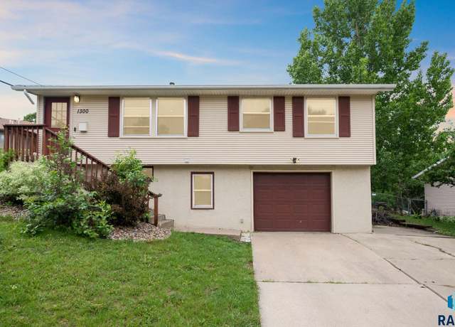Property at 1300 S Point Dr, Sioux Falls, SD 57103, 3 beds, 2 baths