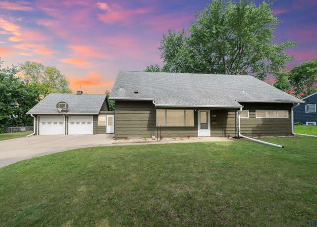 Property at 912 S Annway Dr, Sioux Falls, SD 57103-3023, 4 beds, 1.5 baths
