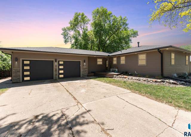 Property at 5705 W 43rd St, Sioux Falls, SD 57106, 3 beds, 2 baths