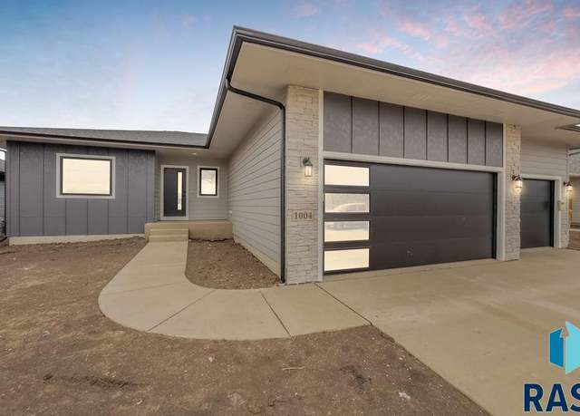 Property at 1004 N Juniper St, Lennox, SD 57039, 2 beds, 2 baths
