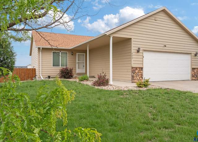 Property at 605 N Daisy Ave, Sioux Falls, SD 57107, 4 beds, 3 baths