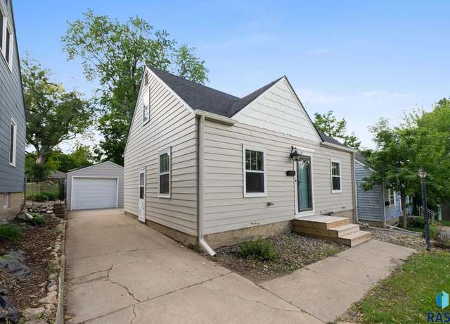 Property at 811 S Glendale Ave, Sioux Falls, SD 57104, 3 beds, 2 baths