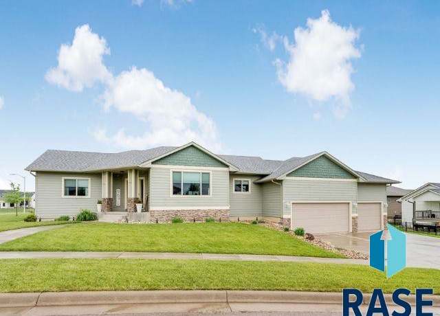 Property at 1405 S Maria Ave, Sioux Falls, SD 57106, 4 beds, 3 baths