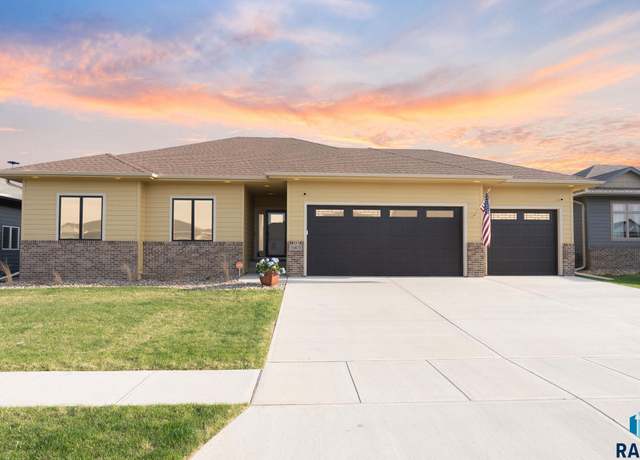 Property at 5405 E 64th St, Sioux Falls, SD 57108, 5 beds, 3 baths
