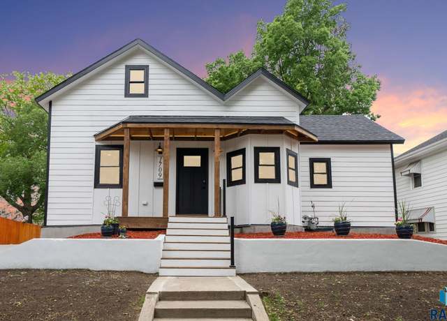 Property at 1709 S Duluth Ave, Sioux Falls, SD 57105, 3 beds, 2 baths