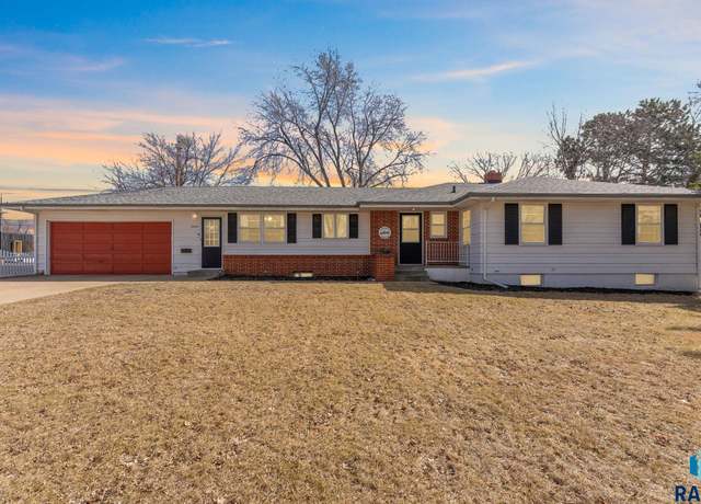 Property at 2608 S Jefferson Ave, Sioux Falls, SD 57105, 4 beds, 2.5 baths