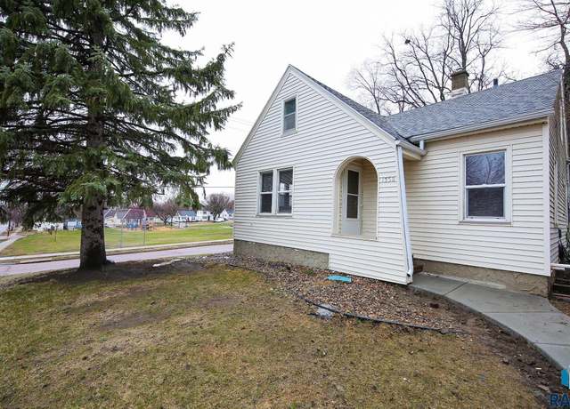 Property at 1330 W 14th St, Sioux Falls, SD 57104, 3 beds, 1 bath