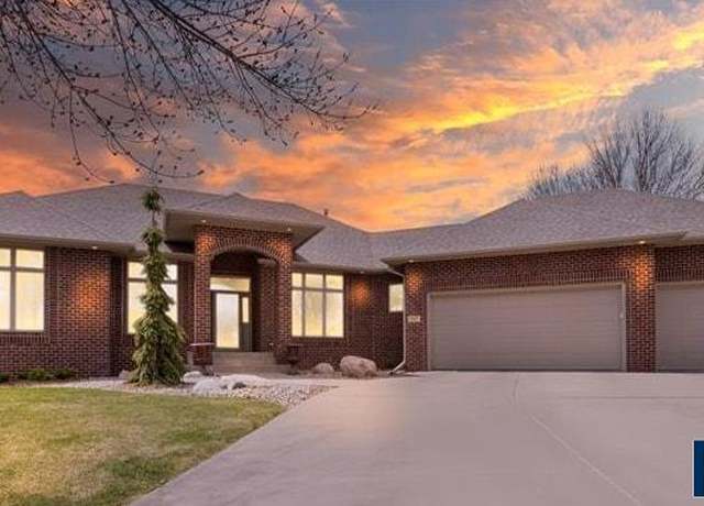 Property at 217 E Pinehurst Dr, Sioux Falls, SD 57108, 5 beds, 4 baths
