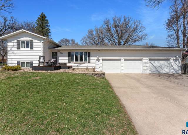 Property at 602 E 12th St, Dell Rapids, SD 57022, 4 beds, 2.5 baths