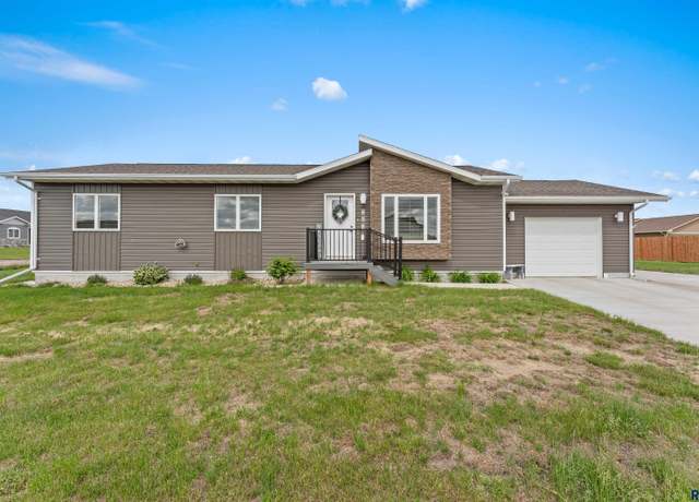 Property at 203 Cherry Ln, Chamberlain, SD 57325, 3 beds, 2 baths