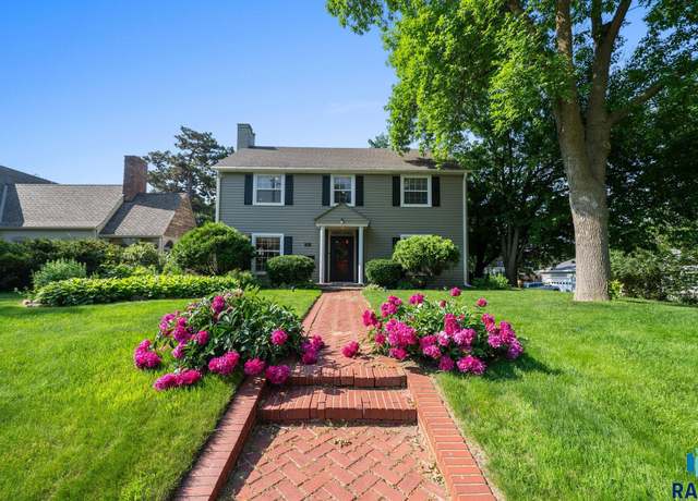 Property at 301 E 26th St, Sioux Falls, SD 57105, 5 beds, 3.5 baths
