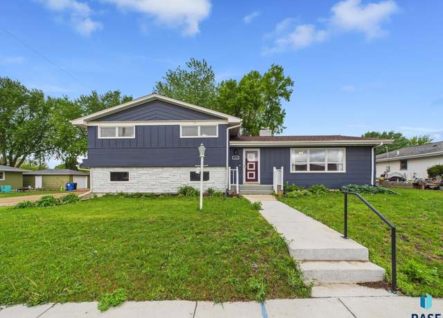 Property at 105 S Elm St, Lennox, SD 57039, 4 beds, 2 baths