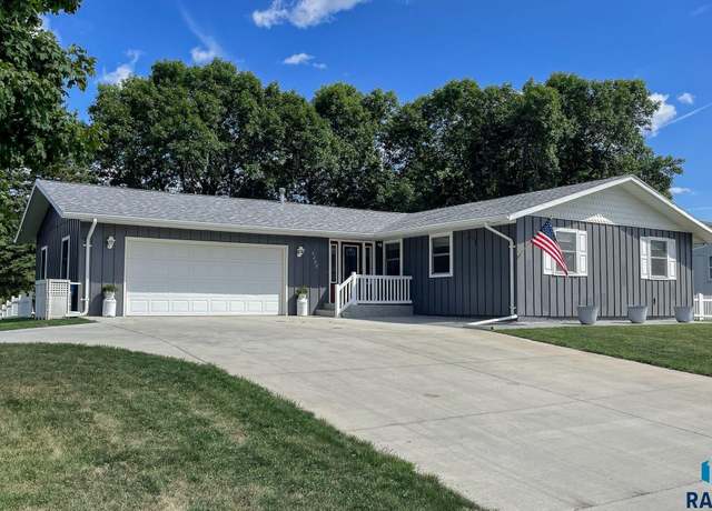 Property at 4200 S Cliff Ave S, Sioux Falls, SD 57103, 5 beds, 3.5 baths
