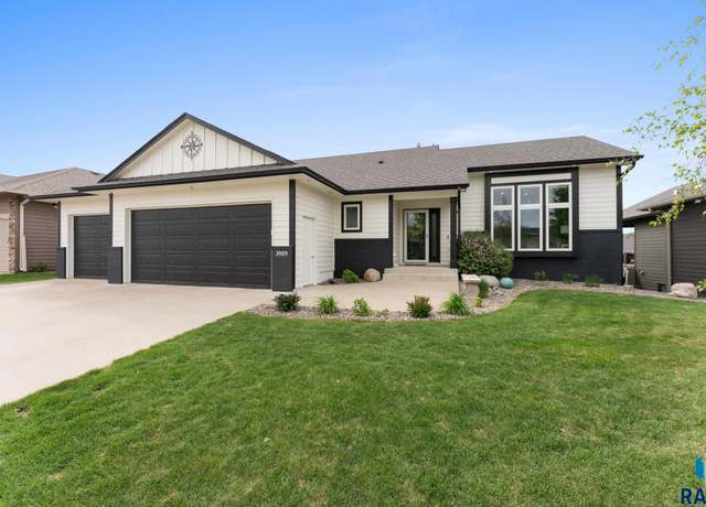 Property at 3909 E Shepherd St, Sioux Falls, SD 57103, 5 beds, 3.5 baths
