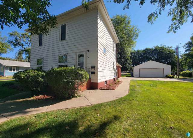 Property at 916 N Harth Ave, Madison, SD 57042, 2 beds, 2 baths