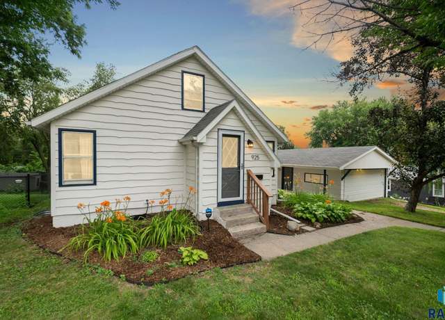 Property at 925 N Walts Ave, Sioux Falls, SD 57104, 4 beds, 1 bath