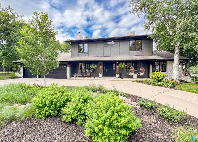 Property at 1808 E Edgewood Rd, Sioux Falls, SD 57103, 4 beds, 3.5 baths