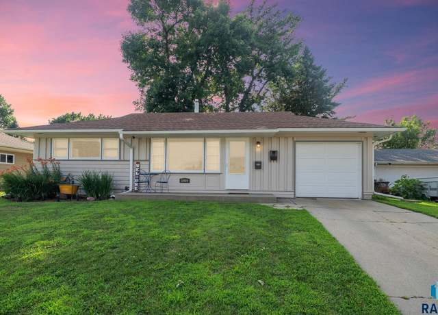 Property at 1909 S Blauvelt Ave, Sioux Falls, SD 57105, 2 beds, 1.5 baths