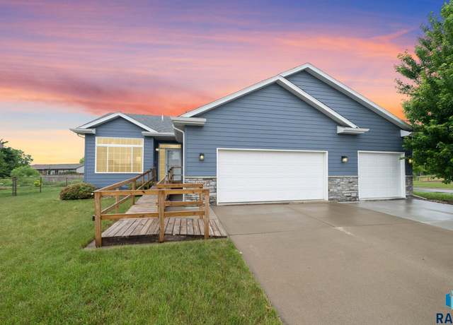 Property at 1009 Honeysuckle Dr, Harrisburg, SD 57032, 4 beds, 3 baths