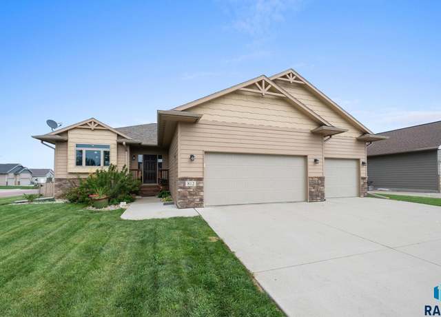 Property at 812 S Clearbrook Ave, Sioux Falls, SD 57106, 4 beds, 3 baths
