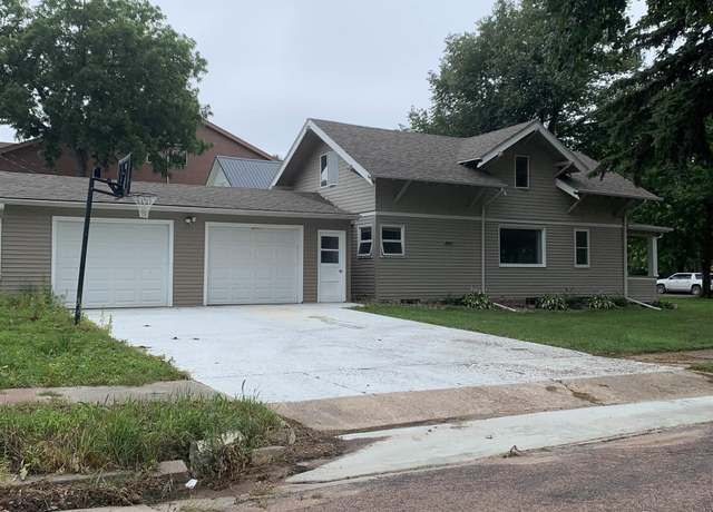 Property at 402 E 7th St, Dell Rapids, SD 57022, 4 beds, 2 baths