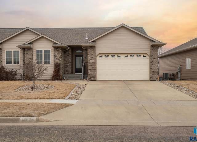 Property at 7408 W 58th St, Sioux Falls, SD 57106, 4 beds, 3 baths