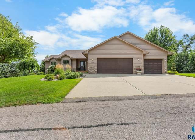 Property at 1800 N Ranch Oak Pl, Sioux Falls, SD 57110, 4 beds, 2.5 baths