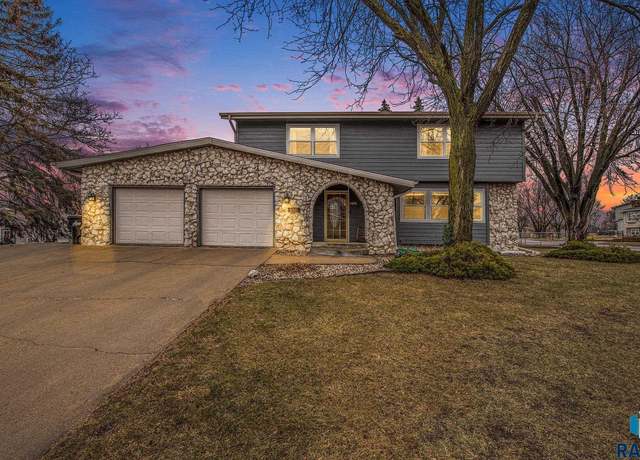 Property at 4001 E 15th St, Sioux Falls, SD 57103, 4 beds, 2.5 baths