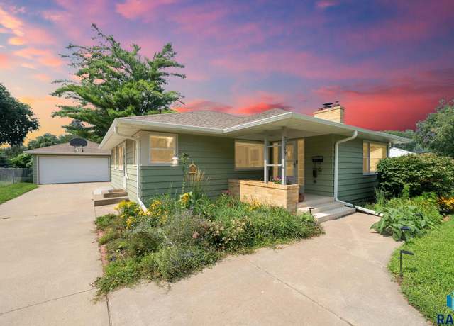 Property at 2309 S 5th Ave, Sioux Falls, SD 57105, 4 beds, 2 baths