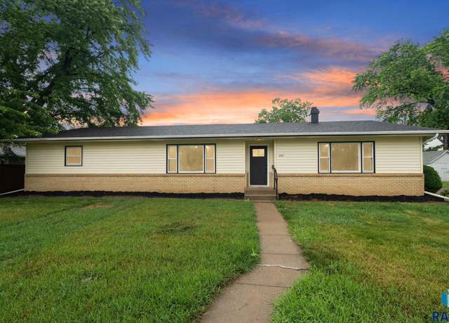 Property at 206 W Hemlock St, Beresford, SD 57004, 5 beds, 3 baths