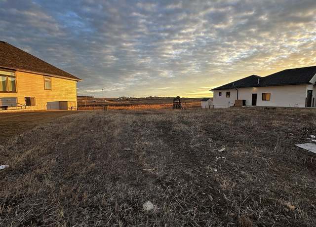 Property at 800 Turtle Creek Dr, Hartford, SD 57033