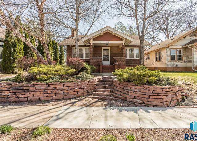 Property at 1812 S Phillips Ave, Sioux Falls, SD 57105, 3 beds, 2 baths