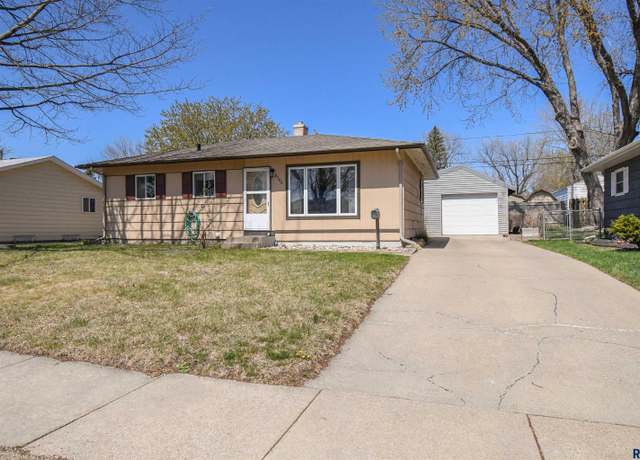 Property at 2500 E 19th St, Sioux Falls, SD 57103, 3 beds, 2 baths