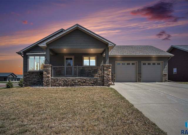 Property at 1126 N Division Ave, Madison, SD 57040-2, 3 beds, 2.5 baths