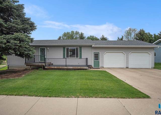 Property at 902 S Grant Ave, Madison, SD 57042, 4 beds, 2 baths