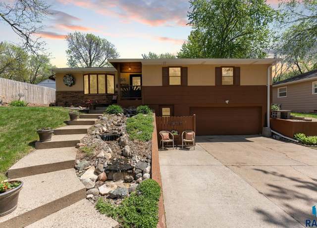 Property at 1904 S Garfield Ave, Sioux Falls, SD 57105, 3 beds, 2 baths