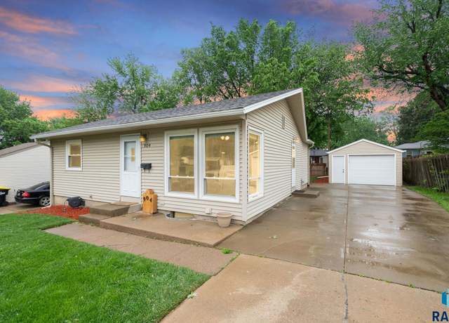Property at 904 S Marday Ave, Sioux Falls, SD 57103, 2 beds, 1 bath