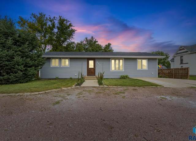 Property at 306 E Maple St, Beresford, SD 57004, 3 beds, 2 baths