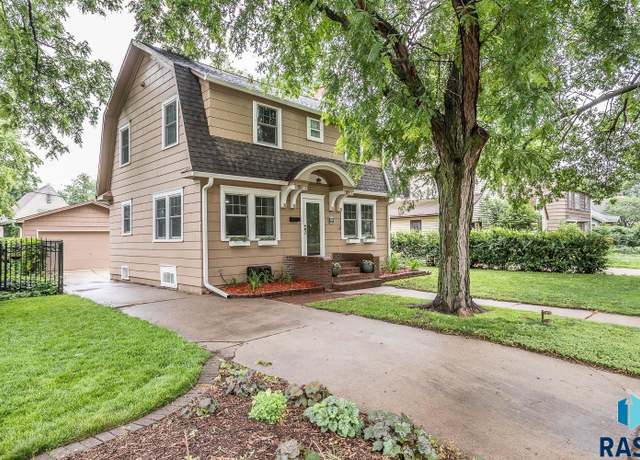 Property at 1618 S Phillips Ave, Sioux Falls, SD 57105, 4 beds, 2 baths