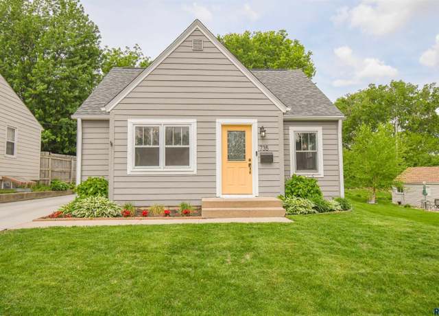 Property at 735 S Hawthorne Ave, Sioux Falls, SD 57104, 3 beds, 2 baths