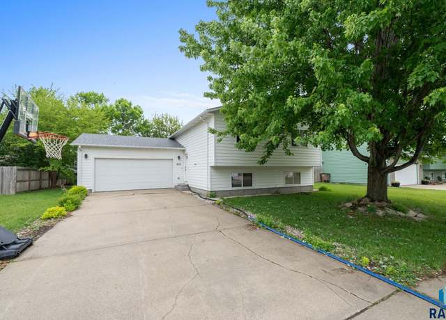 Property at 800 N poplar Ave, Tea, SD 57064, 4 beds, 2 baths