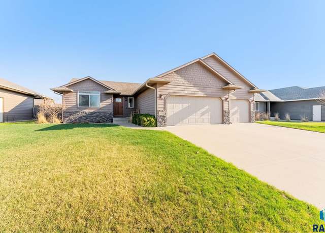 Property at 7616 W Lobelia St, Sioux Falls, SD 57106, 4 beds, 3 baths