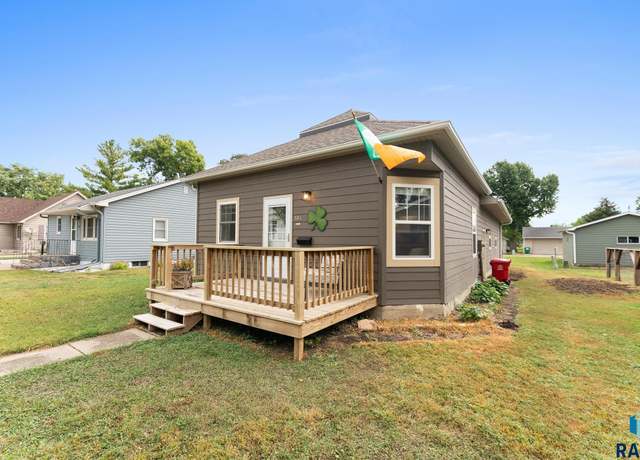 Property at 104 5th St N, Beresford, SD 57004, 1 bed, 1 bath
