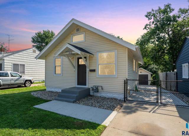 Property at 2010 S Center Ave, Sioux Falls, SD 57105, 2 beds, 1 bath