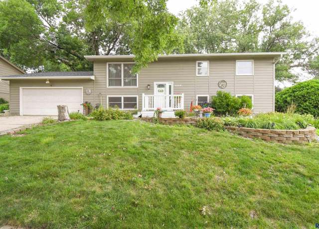 Property at 5900 W Westminster Dr, Sioux Falls, SD 57106, 5 beds, 3 baths